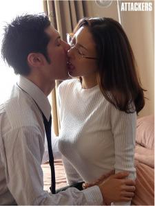 人妻ＯＬの松下紗栄子のＡＶ動画のキス画像